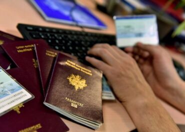 Web page are selling French fake and registered passports.